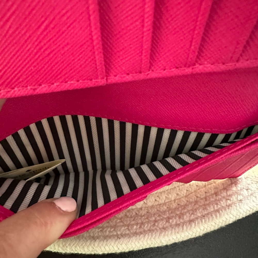 --SOLD--   Kate Spade New York Cameron Street Staci Wallet Hot Pink EUC - Picture 4 of 10